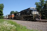 NS 4770 and BNSF 3911 take train 260 down the siding at Cove PA